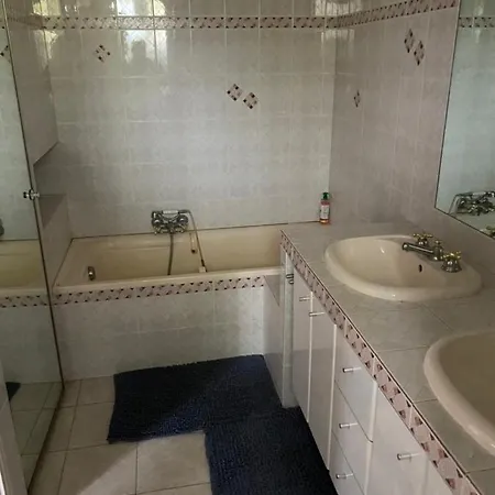 Bed & Breakfast Spacieuse Independante Dans Parking Privee *